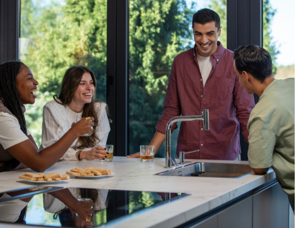 Amico al centro dell'attenzione con il suo carisma