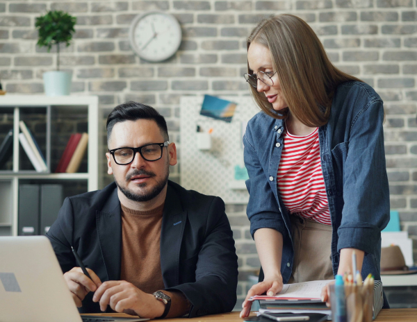 Leader comunica con il collega