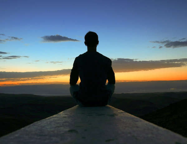 Persona riflette sulla sua vita al tramonto