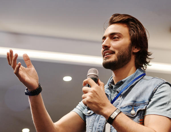 Ragazzo parla in pubblico senza paura