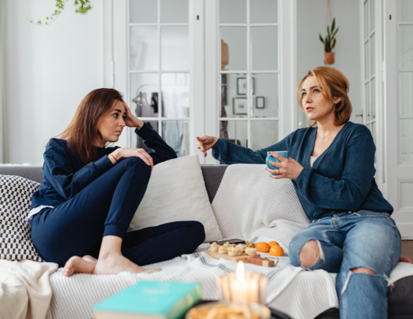 Ragazza ascolta la sua amica con attenzione