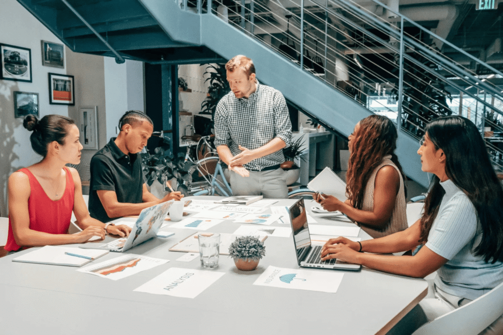 Uomo parla in pubblico durante una riunione aziendale